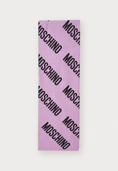 Lila sál puha textúrával, amelyen átlós mintában ismétlődő fekete Moschino logo található.