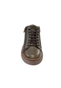 Leren sneakers in donkergroen met een gestructureerde oppervlakte, voorrits en bruine veters. Rond neus en gebogen bruine zool.