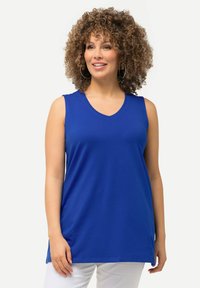 Top sin mangas azul con diseño de escote en V, confeccionado en una tela suave, que presenta un corte holgado y llega hasta las caderas. Sin patrones ni acentos visibles.