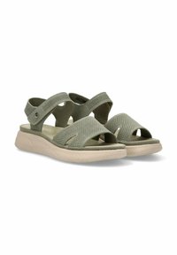 Sandalias de malla verdes con tiras cruzadas, suela de goma beige y punta redondeada. Presenta un pequeño botón decorativo en el lateral.