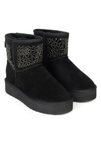 Botas negras hasta el tobillo hechas de suave ante. Cuentan con un panel decorativo de cuentas y una suela de goma plana. Punta redondeada y detalles cosidos.