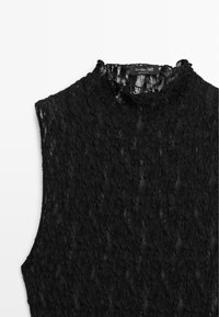 Schwarzes Spitzen-Top ohne Ärmel mit hohem Kragen. Die Textur zeigt ein Blumenmuster und einen leichten Glanz, versehen mit einem zarten, gerafften Saum.