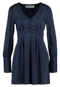 Vestido de satén azul marino con escote en V, mangas largas abullonadas, cierre de botones en la parte delantera y falda plisada. Textura suave y brillo sutil.