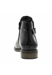 Stivaletto in pelle verniciata nera con punta tonda, chiusura con zip e suola testurizzata. Presenta un fiocco decorativo e un accento di tacco testurizzato.