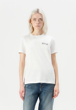 Witte katoen t-shirt met korte mouwen, voorzien van een klein zwart "REPLAY" logo op de bovenkant van de linkerkant van de borst en een casual pasvorm.