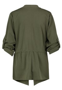 Olijfgroene, lichtgewicht shirt met een ronde kraag, 3/4 opgerolde mouwen en een getailleerde taille, met een split aan de achterkant en een zachte stofstructuur.