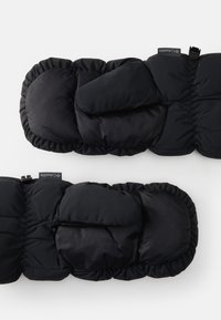 Mittens pretos isolados com textura acolchoada, apresentando uma bainha larga e aba para o polegar. Etiqueta do logotipo visível em uma das luvas. Design suave e volumoso.