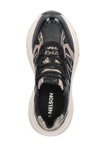 Zwarte en beige sneaker met dierenprintaccenten, glanzend zwarte details, zwarte veters en "NIELSON" gedrukt op de binnenzool.