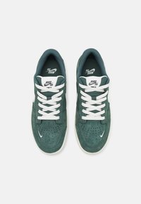 Nike SB FORCE 58 UNISEX - Tenisice - vintage green/sail/black
