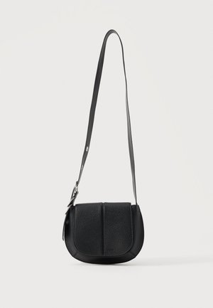 Sort tekstureret læder crossbody-taske med afrundet bund, frontklap og justerbar skulderrem med metal spænde.
