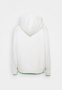 Sudadera blanca con capucha y un ajuste holgado, que presenta puños acanalados y un detalle verde en el dobladillo. Material de algodón suave, sin patrones.