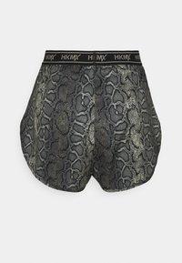 Svarta och beige shorts med ormtryck och ett svart elastiskt midjeband, med etiketten "HKMX." Strukturerad tygkvalitet med lös passform.