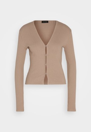Cardigan beige con canalé, de mangas largas, escote en V y cierre de botones en el frente. La tela parece suave y tiene una silueta ajustada.