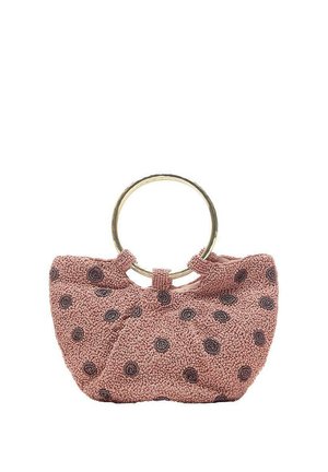 Roze gestructureerde handtas met zwarte polkadots en een groot rond gouden metalen handvat.