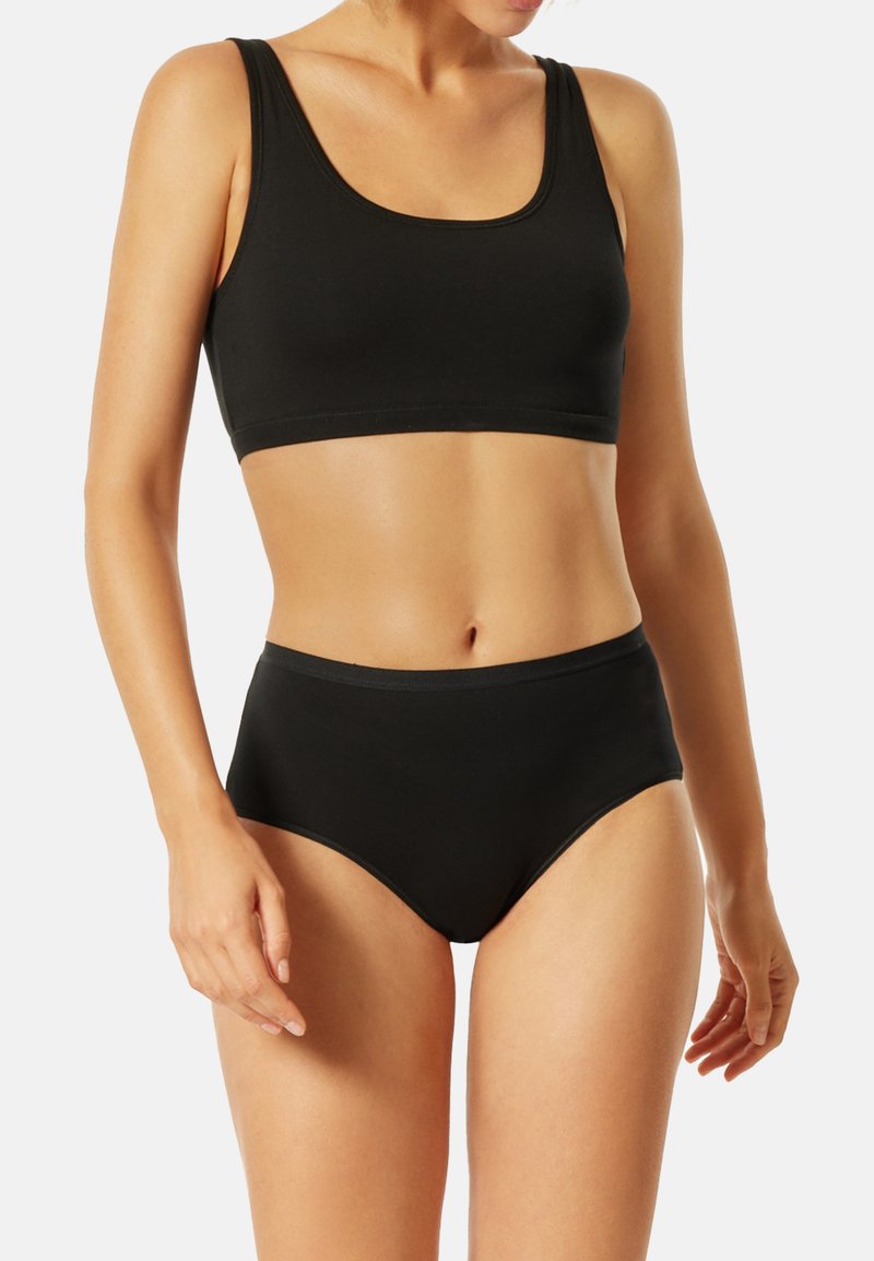 Svart tvådelat set med en ärmlös crop top med rundad halsringning och högmidjade shorts. Slät tyg med matt finish.