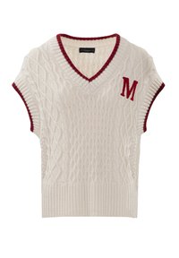 Roomwitte kabelgebreide mouwloze sweatervest met bordeauxrode afwerking op de V-hals en armopeningen, met een rode "M" op de linkerkant van de borst.