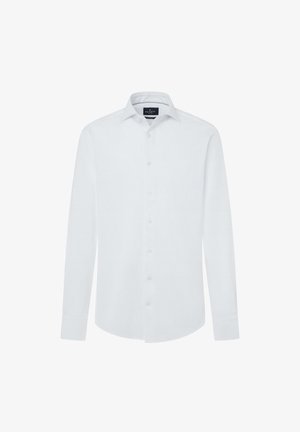 Camisa de vestir blanca de manga larga, hecha de algodón suave, con frente abotonado, cuello clásico y puños abotonados. Sin patrones ni acentos.