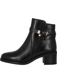 Bota de cuero negro hasta el tobillo con punta redondeada, tacón medio, un acento de correa ajustable y logo grabado en el tacón. Textura suave.