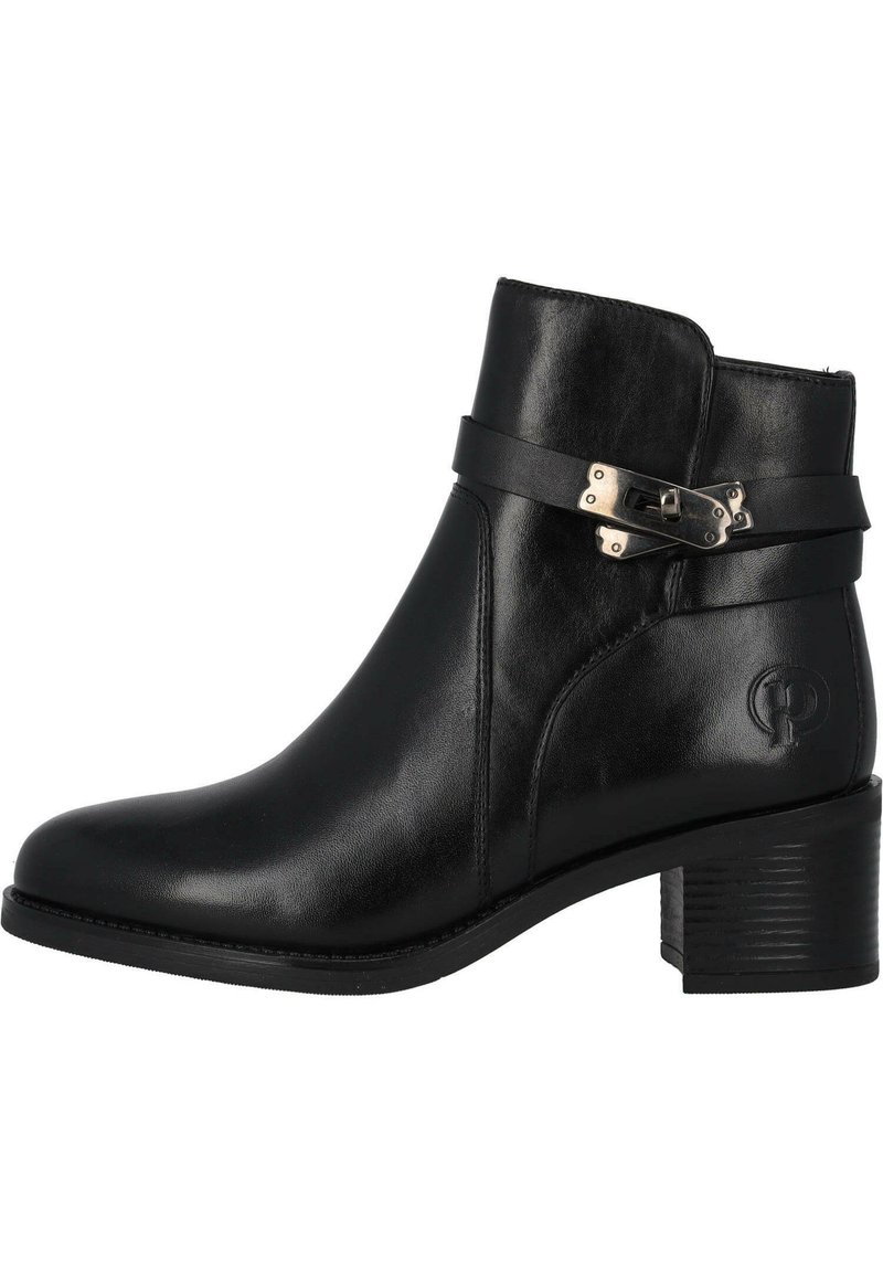 Bota de cuero negro hasta el tobillo con punta redondeada, tacón medio, un acento de correa ajustable y logo grabado en el tacón. Textura suave.