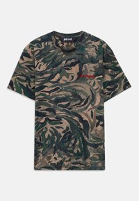 Camiseta de manga corta con estampado de camuflaje en un patrón abstracto verde y marrón, cuello redondo negro y logo rojo "Just Cavalli" en el pecho.
