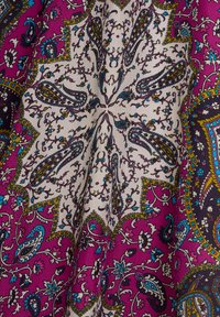 Tela de paisley floral que presenta patrones en morado, azul y blanco; detallada con intrincados remolinos y bordes geométricos sobre una textura suave.