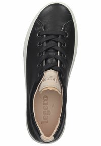 Baskets en cuir noir avec bout rond, design à lacets et semelle blanche contrastante. Présentent une doublure intérieure douce et un logo "legero" sur la languette.