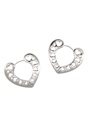 Cercei în formă de inimă din argint, cu mai multe decupaje mici în formă de inimă de-a lungul marginilor, pe un fundal alb.