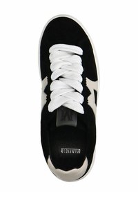 Zwarte suède sneaker met witte veters, voorzien van een crèmekleurig zijlogo, een gestructureerde binnenzool en een zwart logo-label op de tong.