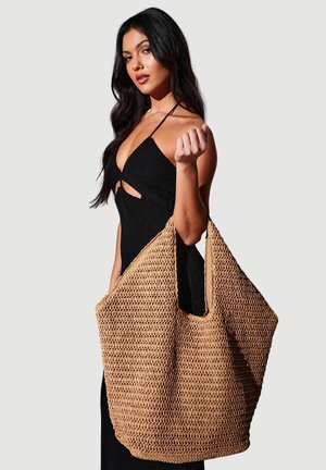 Borsa a tracolla in paglia intrecciata, taglia grande, colore beige organico, consistenza morbida, tracolle larghe per la spalla, design con apertura superiore senza chiusure o fermagli.