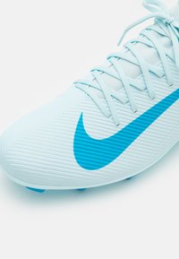 Hele sinine Nike jalgpallikleit tekstuurse disainiga, millel on silmapaistev tume sinine logo. Kaasa arvatud sobivad nöörid ja nupukummiga tald.