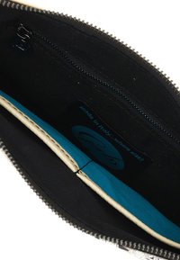 Busta con zip in tessuto nero con fodera turchese, dotata di una tasca interna con zip e un'etichetta che legge "Made in Italy". Texture liscia.