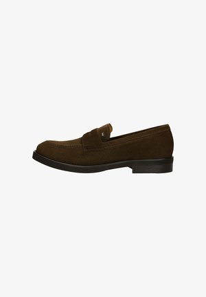 Mocassin pour homme en daim marron avec petit talon, bout arrondi et petit logo en métal sur la lanière latérale.