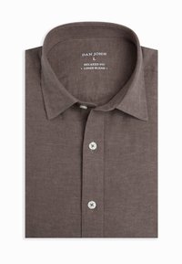 Camisa para hombre de mezcla de lino marrón, talla grande, de corte relajado, con dos botones blancos visibles y cuello puntiagudo.