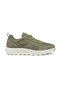 Zapatilla en verde oliva con materiales de malla y ante, suela blanca redondeada, cierre de cordones y una lengüeta en el talón para facilitar su uso.