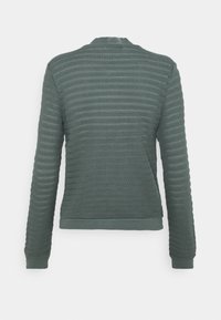 Pull vert foncé à manches longues avec des rayures horizontales texturées et des bord-côtes aux poignets, au col et à l'ourlet, vu de dos.