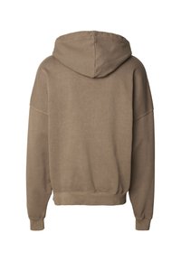 Hnedá mikina s kapucňou vo voľnom strihu, s rebrovanými manžetami a lemom; mäkká textúra látky; jednoduchý dizajn bez vzorov alebo doplnkov.