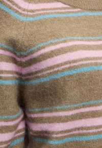 Μαλακό πλεκτό ύφασμα με οριζόντιες ρίγες σε καφέ, ροζ και μπλε χρώματα.