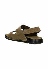 Bruine suède sandalen met een open teen ontwerp. Voorzien van uitsparingen en een brede hielstrap met een zwarte rubberen zool voor grip.