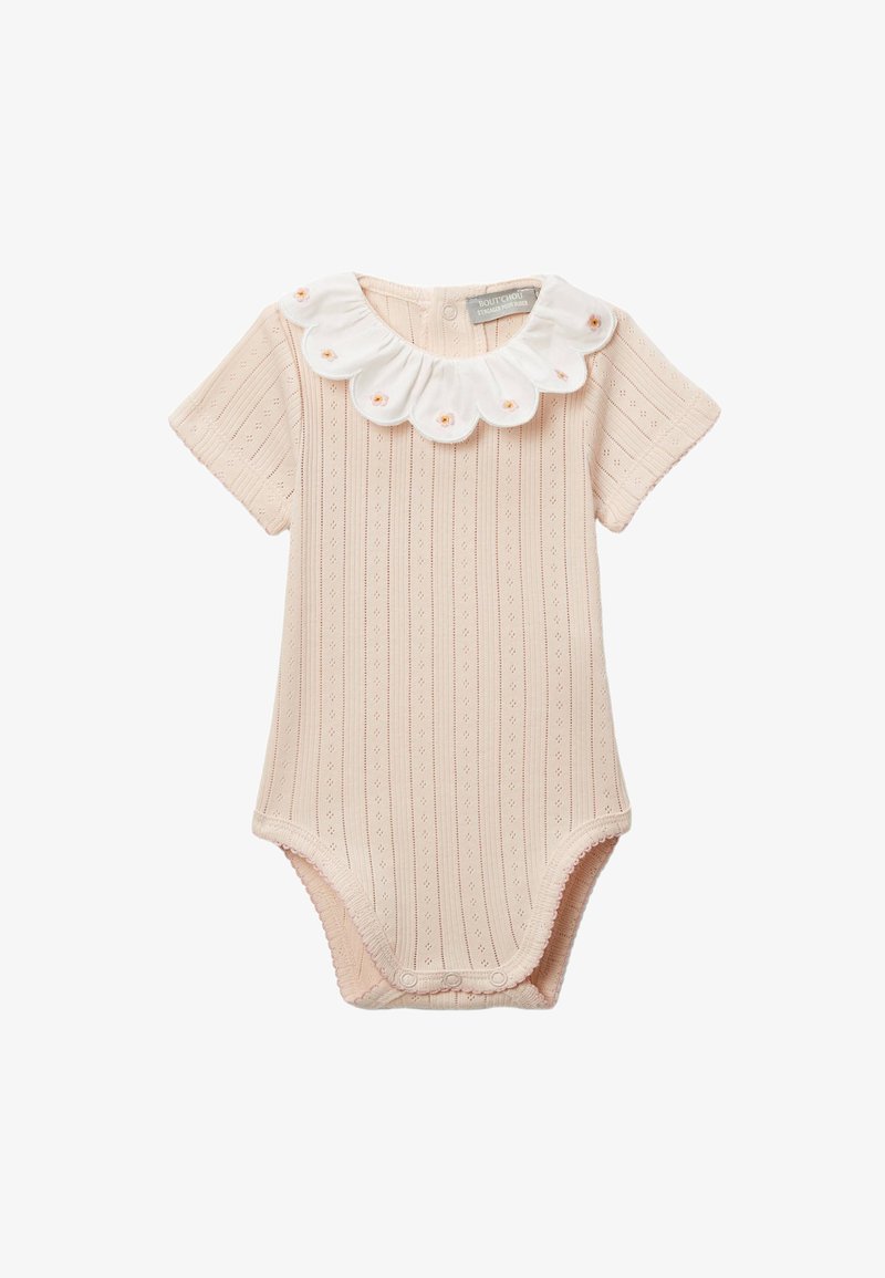 Body bébé en tricot beige à manches courtes, rayures verticales ajourées, col blanc festonné avec petites fleurs brodées et pressions.