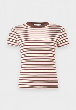 Kortærmet ribstrikket t-shirt med vandrette striber i pink, brun og creme, med en brun rund hals.