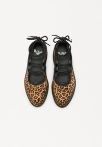 Scarpe con stampa leopardata con accenti neri, design con lacci, forma curvata e cuciture gialle. Presentano una parte superiore liscia e testurizzata.