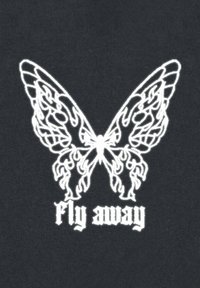 Un tessuto nero presenta un grande grafico di una farfalla bianca con intricati motivi a fiamma sulle ali, con il testo "vola via" sottostante.