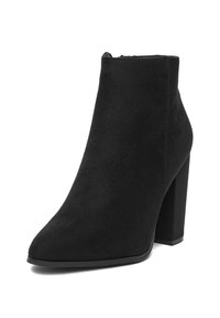 Stivaletto nero alla caviglia con punta affusolata, realizzato in materiale simile alla suede. Tacco alto e spesso, texture liscia e chiusura con zip sul retro.