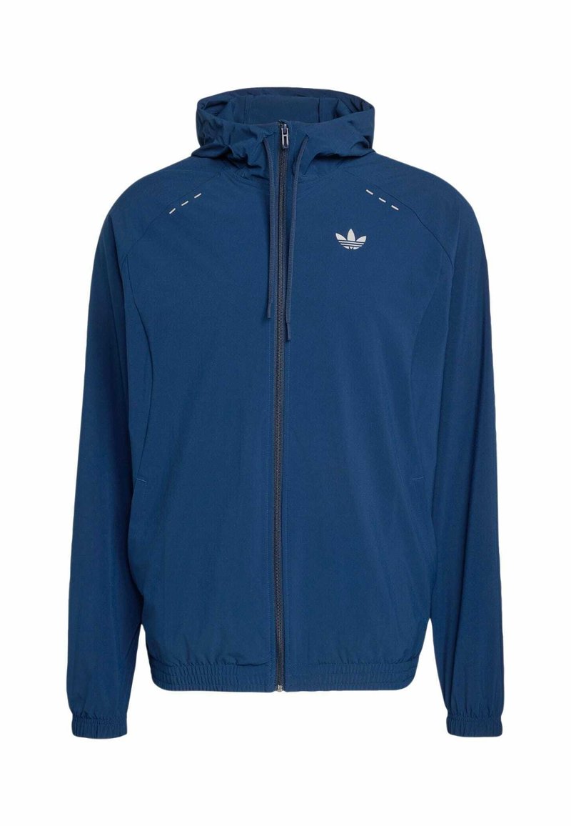 Herre jakke i marineblå, letvægtsmateriale med hætte, frontlynlås, elastiske manchetter og kant samt hvid Adidas trefoil-logo på brystet.
