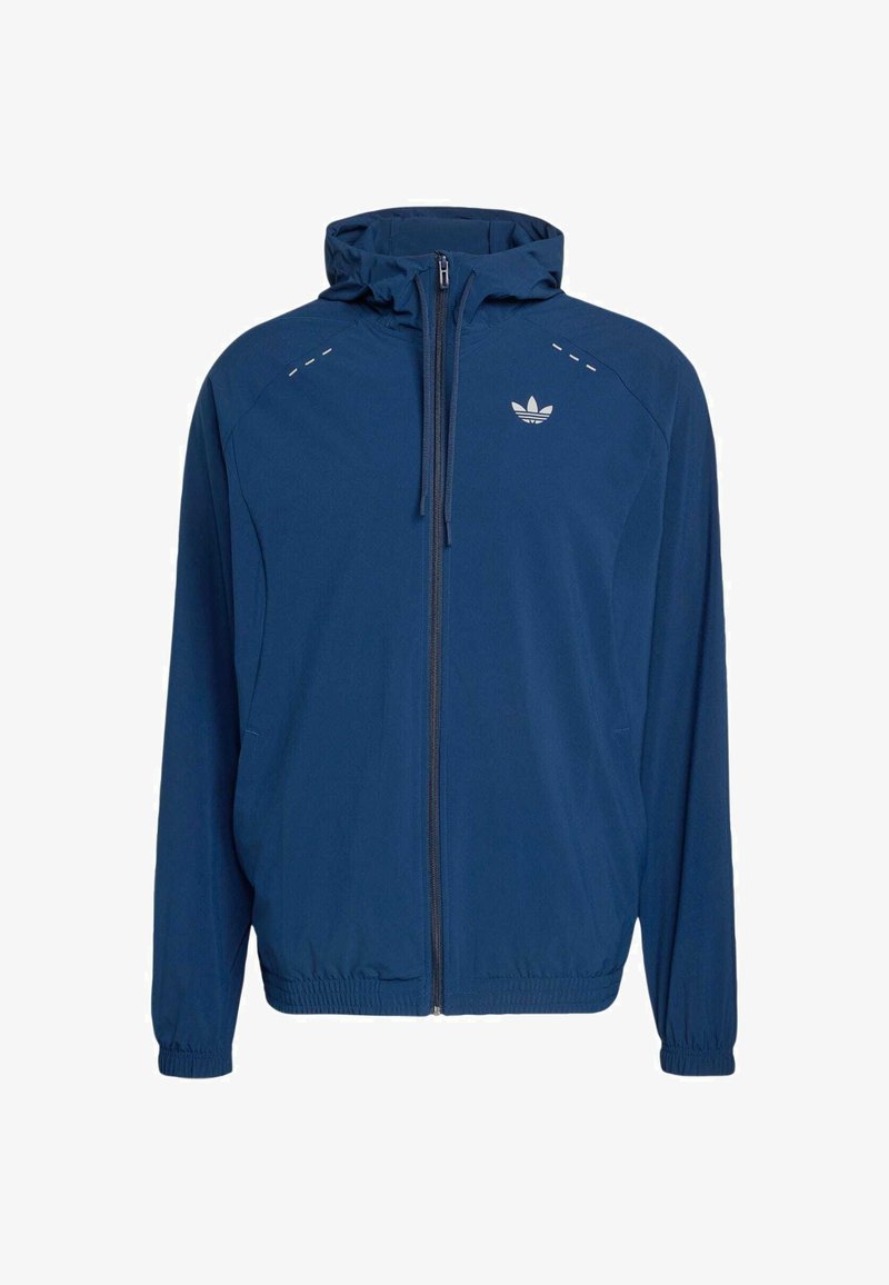 Herre jakke i marineblå, letvægtsmateriale med hætte, frontlynlås, elastiske manchetter og kant samt hvid Adidas trefoil-logo på brystet.