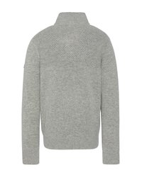 Szary sweter z dzianiny z wysokim kołnierzem, z teksturowanym wzorem na ramionach oraz prążkowanymi mankietami i dołem. Ukazany widok z tyłu.