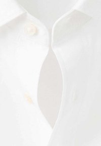 Biała koszula z wyciętym kołnierzem, z perłowym guzikiem. Gładka faktura tkaniny z otwartym rozcięciem na piersi i delikatnym przeszyciem.