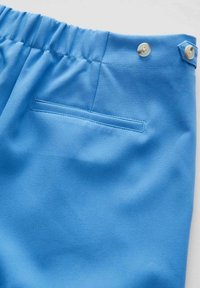 Blauwe shorts met een elastische tailleband, voorzien van een knoopsluiting en een enkele achterzak met een vlak ontwerp en een gladde textuur.