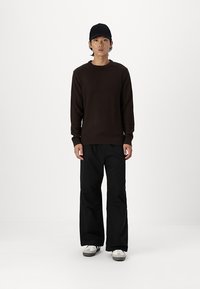 Jack & Jones JJROY KNIT CREW NECK - Pulover - mulch