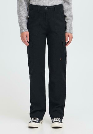 Sorte cargo-bukser laget av bomull, med rett ben-design, fire lommer og knappelukking. Båret med svart og hvitt sneakers.